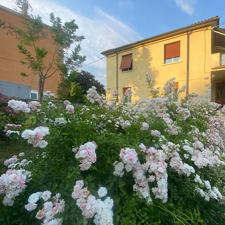 Casa Alle Pratoline Covered Parking For Bicycles And Motorcycles 펜션 *